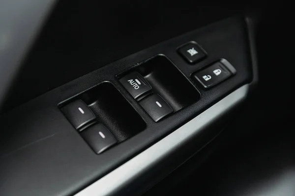 2020年11月16日 三菱Pajero Sport Mitsubishi Pajero Sport Close Door Control Panel — 图库照片