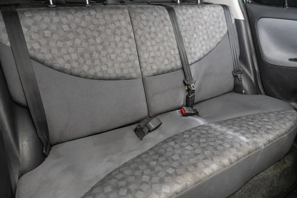 2020年11月16日 俄罗斯新锡尔斯克 丰田Yaris 内部舒适车 清洁汽车内部 黑色后座 头枕和安全带 — 图库照片