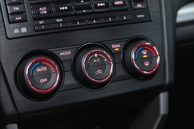 Novosibirsk, Rusya 16 Kasım 2020: Subaru Forester, klima düğmeleri ile klima kontrol görüşlü Alet Otomotiv Panelini kapatın. 