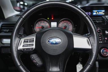 Novosibirsk, Rusya 16 Kasım 2020: Subaru Forester, gösterge paneli, oyuncu, logo ve düğmeli direksiyon, hız göstergesi ve taktik ölçer