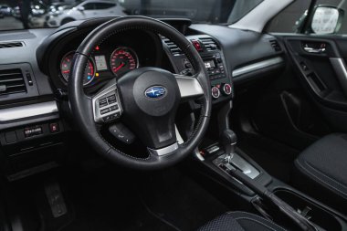 Novosibirsk, Rusya 16 Kasım 2020: Subaru Forester, gösterge paneli, oyuncu, logo ve düğmeli direksiyon, hız göstergesi ve taktik ölçer
