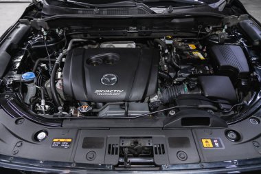 Novosibirsk, Rusya 16 Kasım 2020 Mazda CX-5, temiz bir motor bloğunun kapatılması. İçten yanmalı motor 