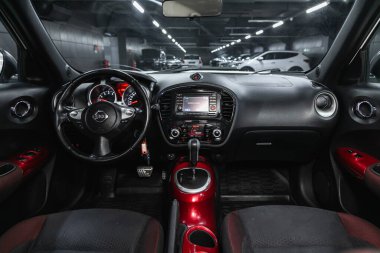 Novosibirsk, Rusya 16 Kasım 2020: Nissan Juke, direksiyon, vites kolu, multimedya sistemi, sürücü koltukları ve gösterge paneli