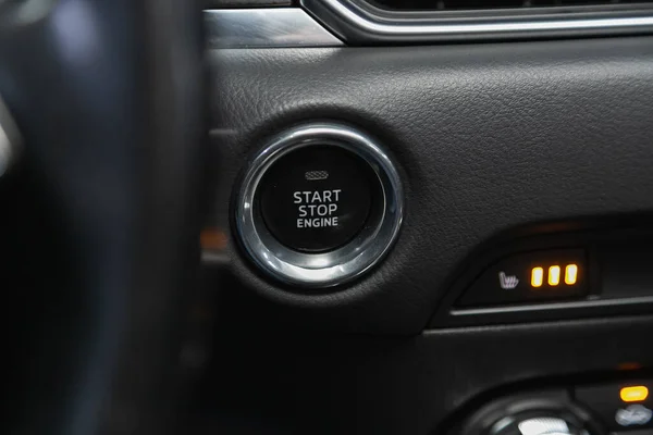 Novosibirsk ロシア2020年11月16日 マツダCx 車のダッシュボード ブラックエンジンのスタートボタン 車の内装の詳細 ソフトフォーカス — ストック写真