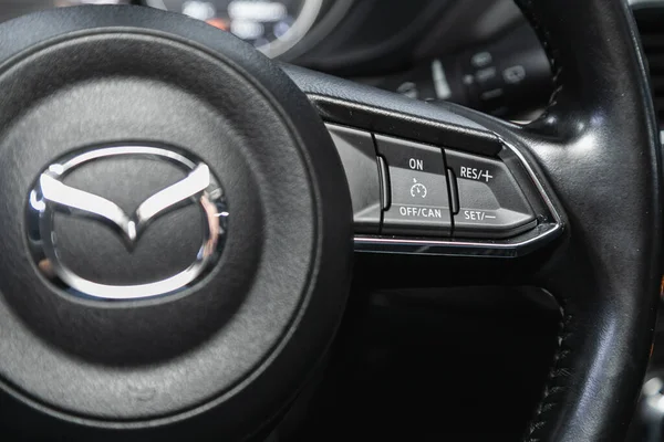 2020年11月16日 俄罗斯Novosibirsk Mazda 具有多功能按钮的黑色方向盘 用于快速控制电话 音乐和其他功能 — 图库照片