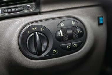 Novosibirsk, Rusya 26 Kasım 2020: Lada Kalina, far düğmelerine yakın çekim, otomatik ayarlama düzeyi gösterge paneli.  