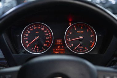 Novosibirsk, Rusya 26 Kasım 2020: BMW X5, yeni iç mekan detayları. Hız göstergesi, takometre ve direksiyon.