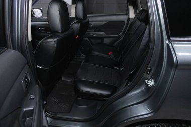 Novosibirsk, Rusya 26 Kasım 2020: Mitsubishi Outlander, Comfort vagonu içeride. Arabanın içi temiz: siyah arka koltuklar, başlıklar ve kemer. 