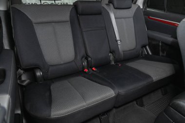 Novosibirsk, Rusya 26 Kasım 2020: Hyundai Santa Fe, Comfort arabası içeride. Arabanın içi temiz: siyah arka koltuklar, başlıklar ve kemer. 