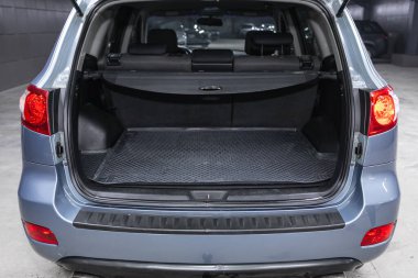 Novosibirsk, Rusya 26 Kasım 2020: Hyundai Santa Fe, Temiz, boş bir cip bagajı 