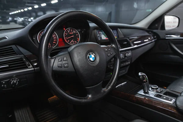 Novosibirsk Russia November 2020 Bmw Dashboard Player Steering Wheel Logo — стоковое фото