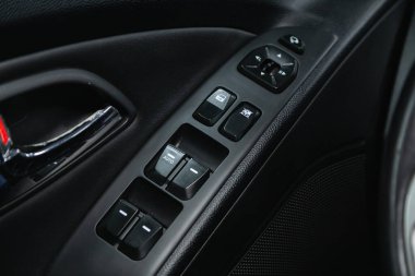 Novosibirsk, Rusya 26 Kasım 2020: Hyundai ix35, yan kapı düğmeleri: pencere ayarlama düğmeleri, kapı kilidi. modern araba iç mimarisi: parçalar, düğmeler, düğmeler 