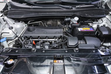 Novosibirsk, Rusya 26 Kasım 2020: Hyundai ix35, araba motoru yakın çekim. İçten yanmalı motor, araba parçaları, ayrıştırma 