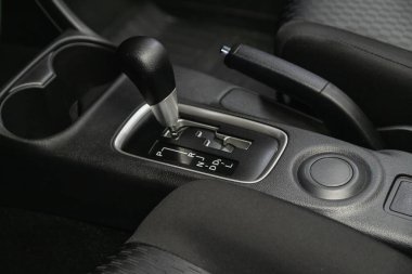 Novosibirsk, Rusya 26 Kasım 2020: Mitsubishi Outlander, Araç Detaylandırması. Otomatik iletim kolu vardiyası. 