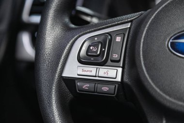 Novosibirsk, Rusya 26 Kasım 2020: Subaru Forester, ses kontrol düğmesi olan modern bir arabanın içi 