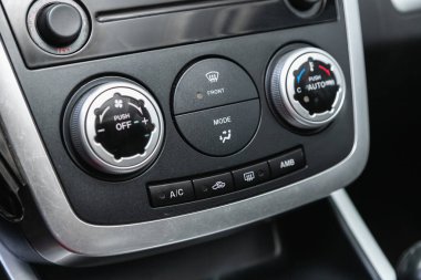 Novosibirsk, Rusya 26 Kasım 2020: Mazda CX7, Modern bir arabanın kondisyon ve hava akışı kontrolü 