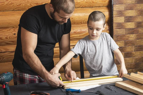 Apa Fia Együtt Készítenek Egy Faházat Műhelyben Vidám Apa Kisfiúval — Stock Fotó