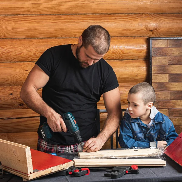 Apa Fia Együtt Készítenek Egy Faházat Műhelyben Vidám Apa Egy — Stock Fotó