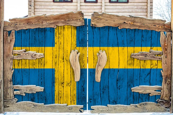 Großaufnahme Der Schwedischen Nationalflagge Einem Holztor Eingang Zum Geschlossenen Gebiet — Stockfoto