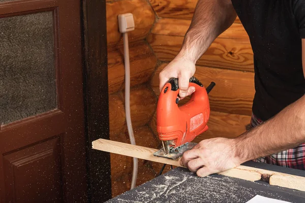 Een Timmerman Die Met Een Decoupeerzaag Hout Zaagt Home Reparatie — Stockfoto