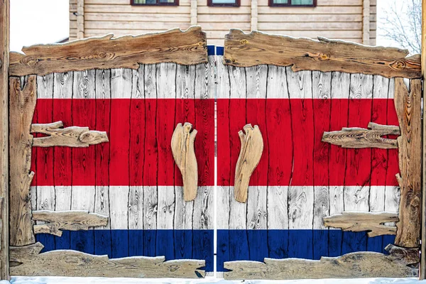 閉鎖された領土への入り口の木製の門にコスタリカの国旗のクローズアップ 物品の保管 閉鎖エリアへの入場の概念 — ストック写真