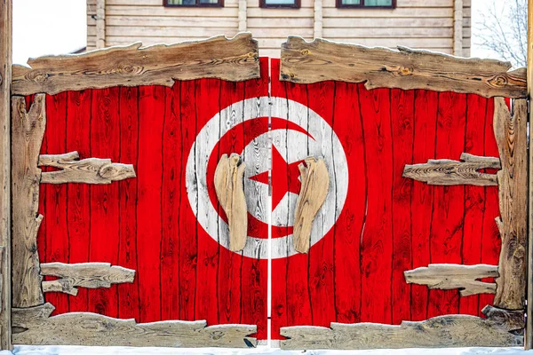 閉鎖された領土への入り口の木製の門にチュニジアの国旗のクローズアップ 物品の保管 閉鎖エリアへの入場の概念 — ストック写真