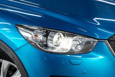 Novosibirsk, Rusya 12 Aralık 2020: Mazda CX-5, modern mavi araba ksenon lamba, tampon, tekerlek manzarası. Modern bir arabanın dışı.