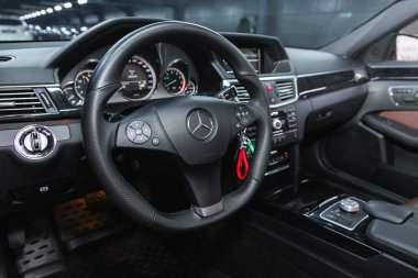 Novosibirsk, Rusya, 12 Aralık 2020: Mercedes Benz E-sınıfı, kokpit iç kabin detayları, hız göstergesi ve taktik ölçer. Siyah deri iç döşeme 