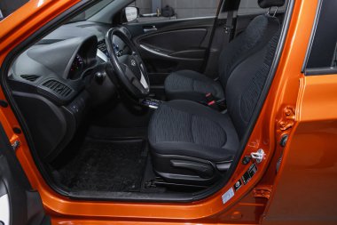 Novosibirsk, Rusya 12 Aralık 2020: Hyundai Solaris, lüks araba iç mimarisi - direksiyon, vites kolu ve gösterge paneli 