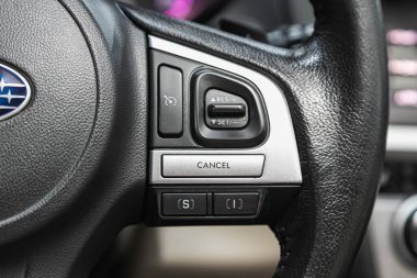 Novosibirsk, Rusya 12 Aralık 2020: Subaru Outback, ses kontrol düğmesi olan modern bir arabanın içi 