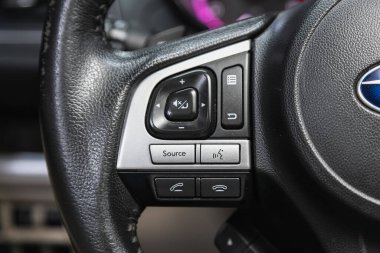 Novosibirsk, Rusya 12 Aralık 2020: Subaru Outback, ses kontrol düğmesi olan modern bir arabanın içi 