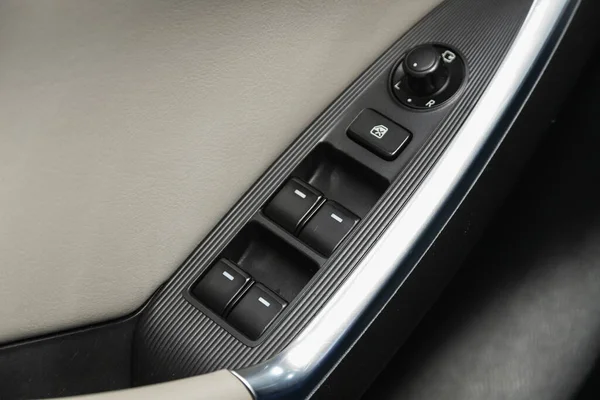 2020年12月12日 俄罗斯Novosibirsk Mazda 一款新车门控面板的特写 扶手休息与窗口控制面板 门锁按钮 和镜像控制 — 图库照片
