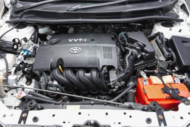 Novosibirsk, Rusya, 12 Aralık 2020: Toyota Fielder, arabanın kaputunun altında. Güçlü motor kapanışı. Temiz motor bloğu. 