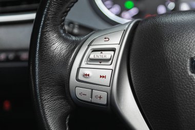 Novosibirsk, Rusya 12 Aralık 2020: Nissan Qashqai, hızlı kontrol için çok fonksiyonlu siyah direksiyon, yakın çekim. 