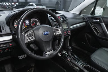 Novosibirsk, Rusya, 12 Aralık 2020: Subaru Forester, Prestige araba içi gösterge paneli, direksiyon, hız göstergesi ve taktik ölçer.  