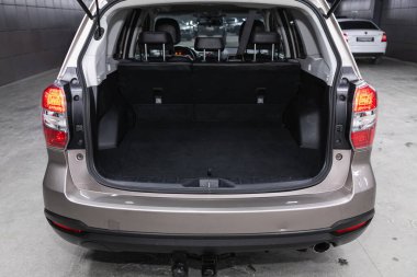 Novosibirsk, Rusya, 12 Aralık 2020: Subaru Forester, açık bagajlı bir arabanın arka görüntüsü. Modern bir arabanın dışı.