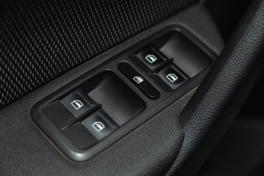 Novosibirsk, Rusya, 12 Aralık 2020: Skoda Yeti, yeni bir arabanın kapı kontrol paneline yakın çekim. Pencere kontrol paneli, kapı kilidi düğmesi ve ayna kontrollü kol dinlenmesi.. 