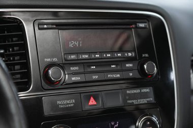 Novosibirsk, Rusya 12 Aralık 2020: Mitsubishi Outlander, siyah arabanın içi: radyo, televizyon, DVD, monitör ve kontrol düğmeleri olan ses sistemi 