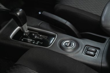 Novosibirsk, Rusya 12 Aralık 2020: Mitsubishi Outlander, Araç Detaylandırması. Otomatik iletim kolu vardiyası. 