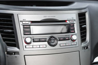 Novosibirsk, Rusya 12 Aralık 2020: Subaru Outback, siyah araba iç mimarisi: radyo, TV, DVD, monitör ve kontrol düğmeleri olan ses sistemi 