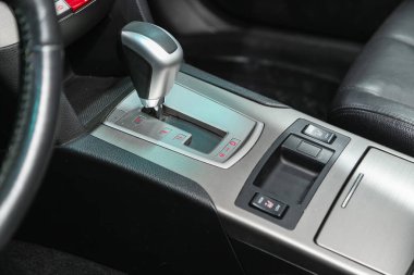 Novosibirsk, Rusya 12 Aralık 2020: Subaru Outback, Araç Detaylandırması. Otomatik iletim kolu vardiyası. 