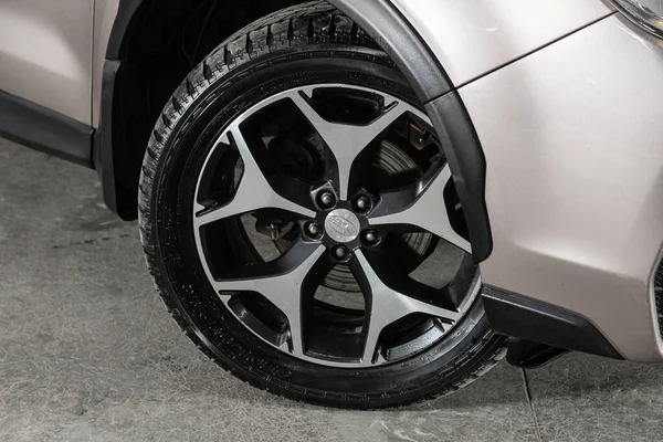 Novosibirsk Russia Desember 2020 Subaru Forester Car Wheel Dengan Alloy — Stok Foto