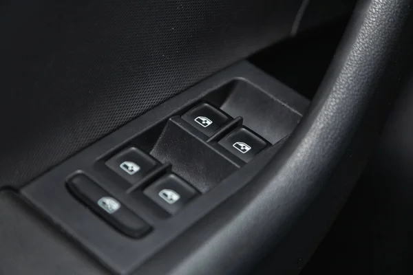 2020年12月12日 俄罗斯Novosibirsk Skoda Rapid 一款新车门控面板的特写镜头 扶手休息与窗口控制面板 门锁按钮 和镜像控制 — 图库照片