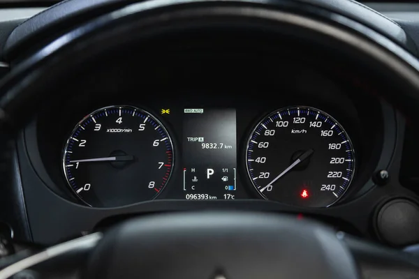 2020年12月12日 俄罗斯Novosibirsk Mitsubishi Outlander Car Panel Digital Bright Speed Ometer — 图库照片