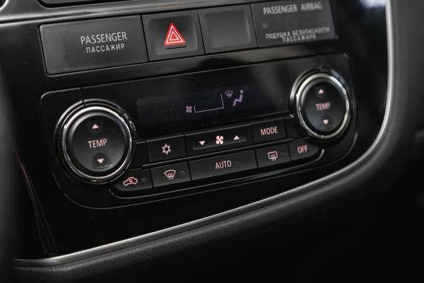 2020年12月12日 俄罗斯Novosibirsk Mitsubishi Outlander Close Instrument Car Panel Climat Control — 图库照片