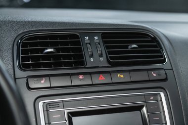 Novosibirsk, Rusya 17 Aralık 2020: Volkswagen Polo, arabanın havalandırma ve havalandırma sistemini kapatın - modern otomobilin detayları ve kontrolleri 