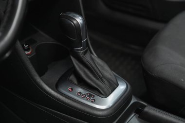 Novosibirsk, Rusya 17 Aralık 2020: Volkswagen Polo, otomatik vites kutusunun yakın görüntüsü. İç araba, otomatik vites kolu. 