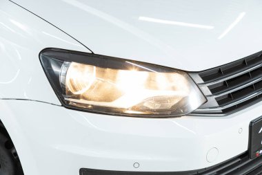 Novosibirsk, Rusya 17 Aralık 2020: Volkswagen Polo, arabanın önü. Beyaz araba farları 