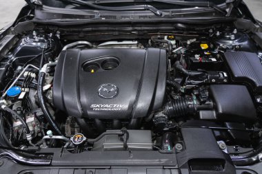 Novosibirsk, Rusya 17 Aralık 2020 Mazda 6, arabanın kaputunun altında. Güçlü motor kapanışı. Temiz motor bloğu 