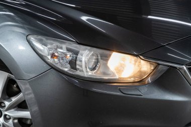 Novosibirsk, Rusya 17 Aralık 2020: Mazda 6, arabanın önü. Gümüş araba farları 